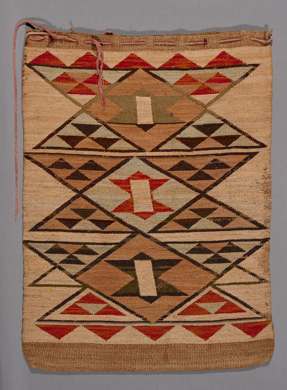 Unidentified Nez Percé artist, Woven grass bag with square pattern on one side and triangle pattern on other, ca. 1900, twined grasses