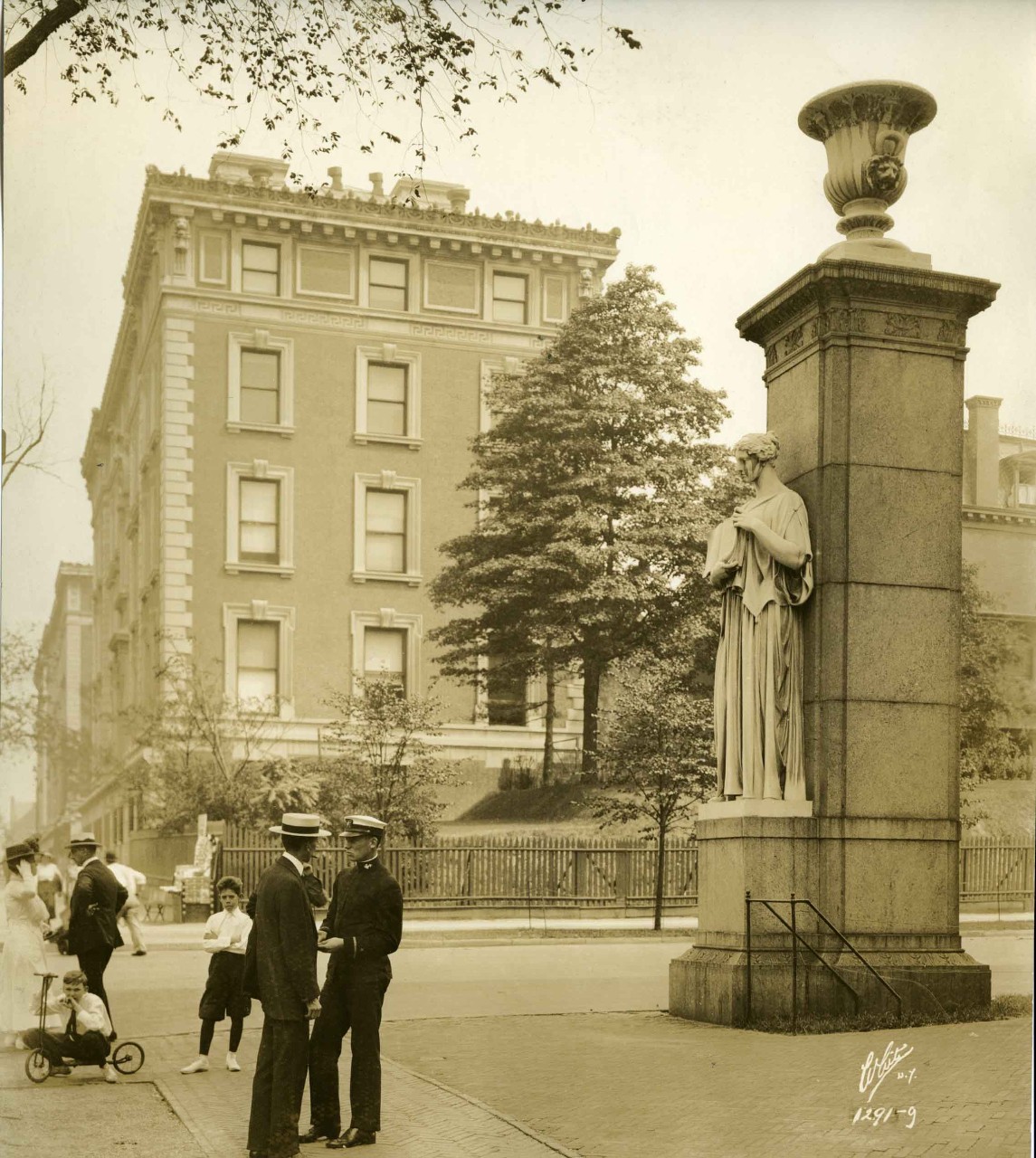 Class of 1890 Pylon 
